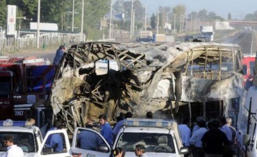 Un micro ardió tras terrible choque en Mendoza: 19 muertos