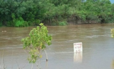 El río Carcarañá creció y en la ruta 9 ya llegó a tocar la base del puente