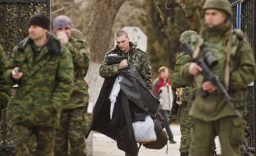 Fuerzas prorrusas toman bases militares ucranianas en Crimea