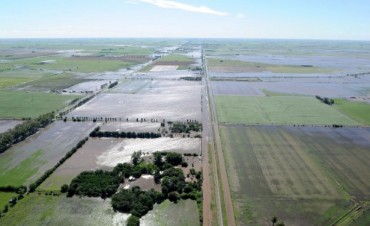 Pedido desesperado de productores por la inundación de tierras