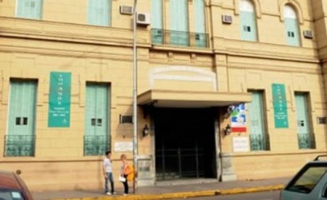 Un joven muere al ser apuñalado por un compañero en la puerta de una escuela