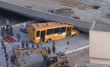 Tragedia en Brasil: un viaducto se desplomó sobre un autobús y hay muertos